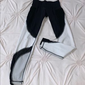 Noli Yoga black and white leggings
